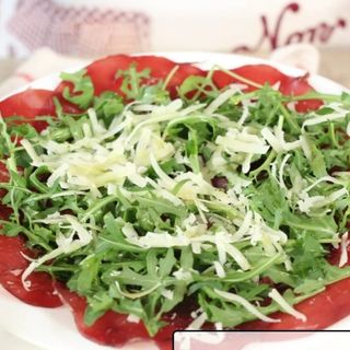 Piatto freddo con bresaola e rucola