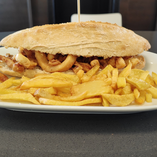 Combo Bocadillo Caliente De Rabas de Calamar