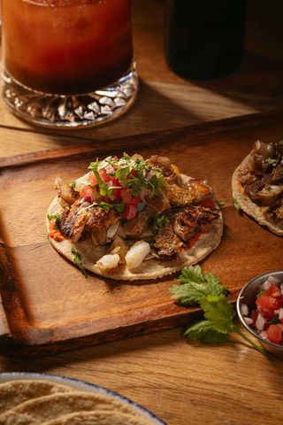 Taco de oreja y sepia con salsa de chile habanero (2 uds)