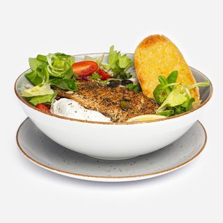 Mix sałat z pieczonym łososiem