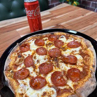 Пица Чоризана 30 см +  2 бр. Coca-Cola кен (330мл)