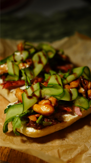 CIABATTA Z BOCZKIEM BBQ I SOCZYSTYM KURCZAKIEM