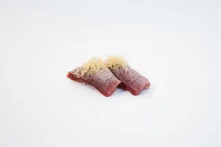 96.Nigiri de atún flambeado (2 pzs.)