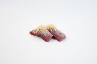 96. Nigiri De Atún Flambeado (2 Pzs.)