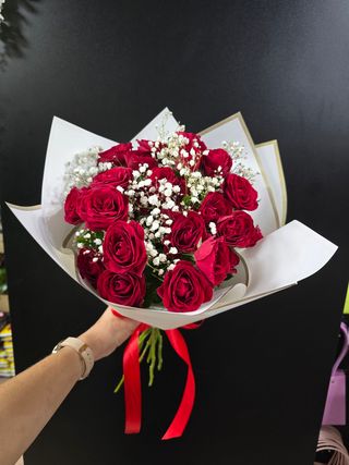 Buket sa 5 tros ruža, sa 3 gipsofila i pakovanjem