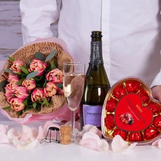 Cadou cu lalele, prosecco si praline