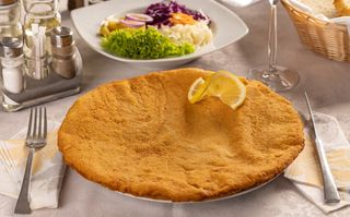 Óriás bécsi szelet salátával/Şniţel uriaş de vită cu salată 