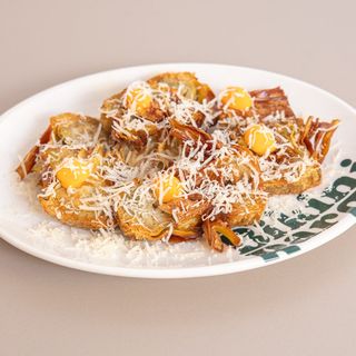Tapa De Alcachofas Fritas Con Yemas Y Queso Parmesano