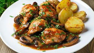 Piept de pui in sos picant cu ciuperci si cartofi prajiti