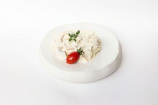 Cotlet de porc in sos alb cu ciuperci si ceapa