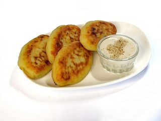 Зрази з капустою та горіховим соусом (250/50г)