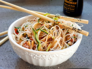 Spaghetti di riso saltati con frutti di mare