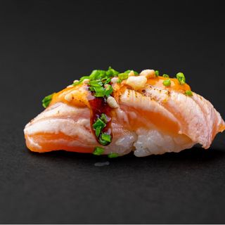 107.NIGIRI SALMON SPICY CREAM