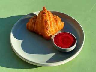 Круасан з вишневим джемом (75/35g)