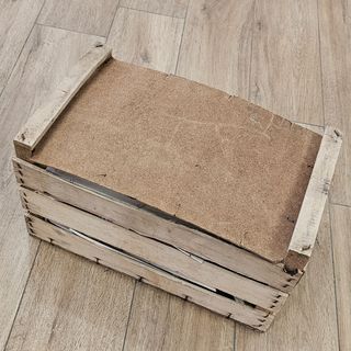 Cassetta di legno ripiena di legnetti x carbonella 