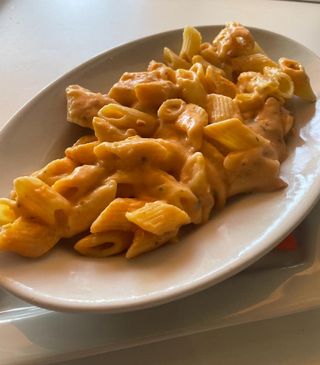 Mezze penne al salmone 