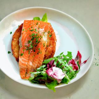 Haszbraun z łososiem