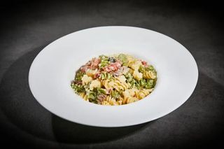 Fusilli tricolori cu sos alb