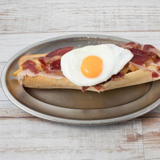 Huevos rotos con paleta ibérica y patatas SUPER