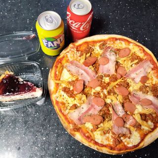 Pizza Reina + Tarta de Queso + 2 Bebidas