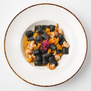 Crni njoki s gamberima i breskvom