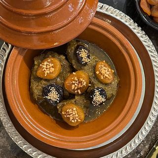 Tajin de ternera con ciruelas, albaricoques y almendras 