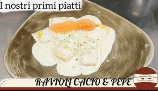 Ravioli cacio e pepe su fonduta di parmigiano e caciotta al tartufo