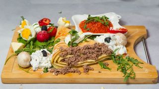 Posne palačinke sa tunjevinom, kačkavaljem i ajvarom