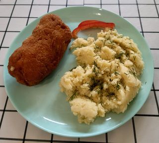 Kotlet De Volaille, ziemniaki, surówka