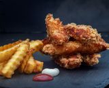 Хрупкаво пиле с пържени картофи и сос по избор (270г)