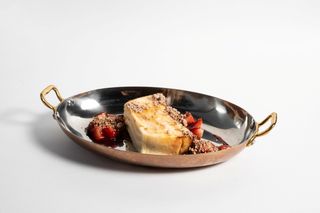 Творожная запеканка с ягодным кули карамелью и хрустящим шоколадом 