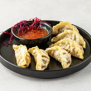 Gyoza pierożki z kaczką 6szt. + sos sweet chilli
