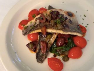 Сібас з томатами та оливками Каламата