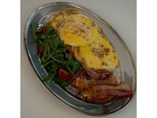 Панкейки з беконом та соусом чеддер (330g)