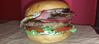 Телешки бургер с бекон и яйце