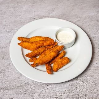 Хрупкави пилешки филенца поднесени с млечен сос