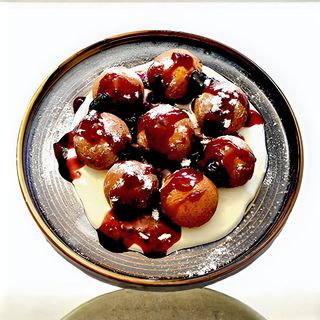 Papanasi cu smantana si dulceata