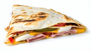 Piadina con prosciutto cotto, mozzarella e pomodoro fresco