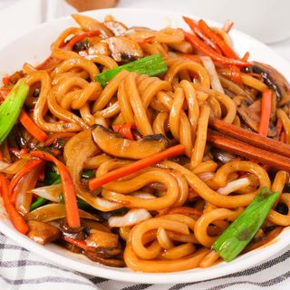 53   Yaki udon gamberi o pollo