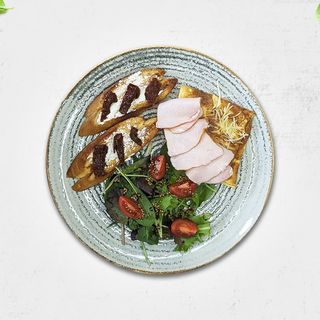 Брускета з крем-сиром та шинкою