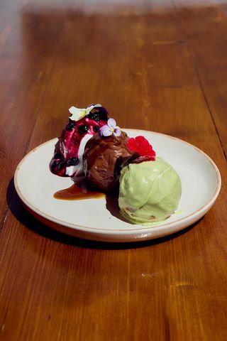 Papanași cu gem și sos de smântână