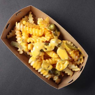 ფრი ყველის სოუსით და ჰალაპენიოთი