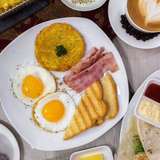 Tostada huevos rotos con salchicha(Pan De Sándwich)