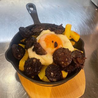 Huevos con morcilla y cebolla caramelizada