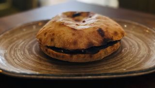 Lepinja sa kajmakom i pršutom