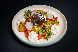 Салат с хрустящими баклажанами и помидорами 