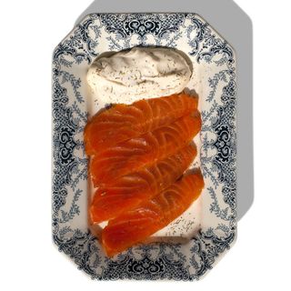 Lomitos de Salmón Macerado y Salsa de Eneldo