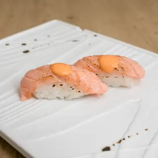 7. Nigiri Salmón Quemado (2 Uds.)