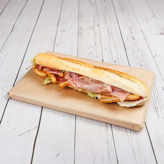 N 19. Baguette Bianca, Cotoletta di Pollo, Lattuga, Pomodori, Bacon