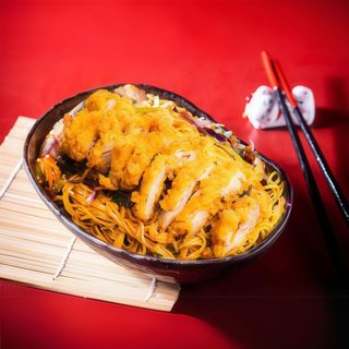 Tallarines Fritos Con Chuleta De Pollo